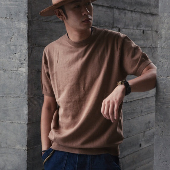 Camiseta masculina de manga curta e gola redonda, confeccionada em malha de algodão puro