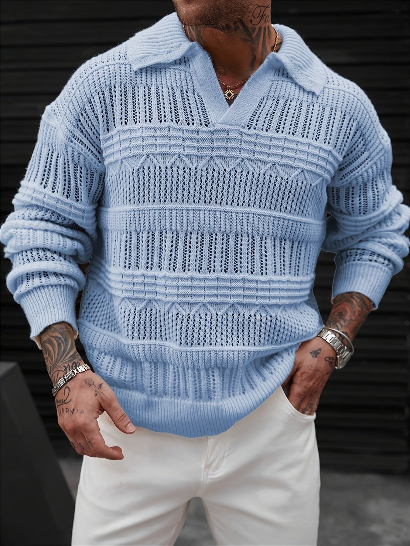 Camisa masculina de malha vazada com gola V, lapela, estilo urbano.
