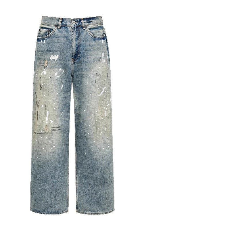 Calça jeans neutra de perna larga com estampa desgastada de respingos de tinta.